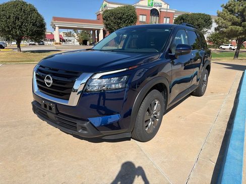 Used 2025 Nissan Pathfinder SV AWD/4WD image 2