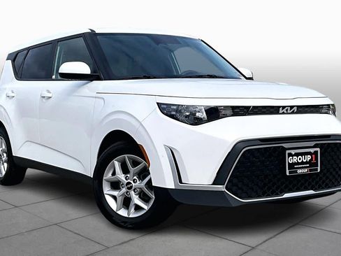 Used 2023 Kia Soul LX w/ LX Technology Package image 3