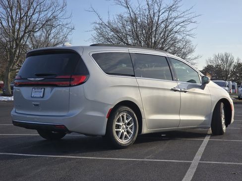 Used 2022 Chrysler Pacifica Touring-L image 16