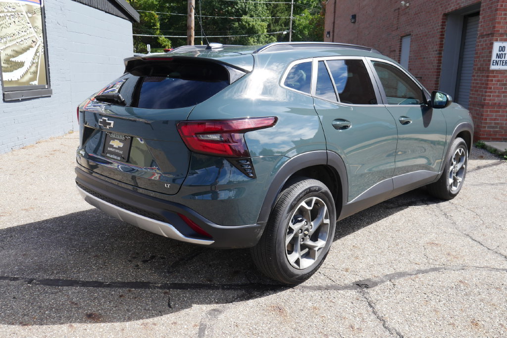 Used 2025 Chevrolet Trax LT w/ Driver Confidence Package FWD image 4