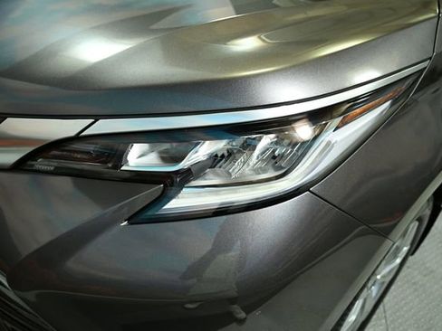 Used 2024 Toyota Sienna Limited image 13