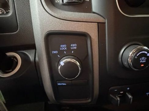 Used 2017 RAM 2500 Tradesman w/ Chrome Appearance Group AWD/4WD image 19