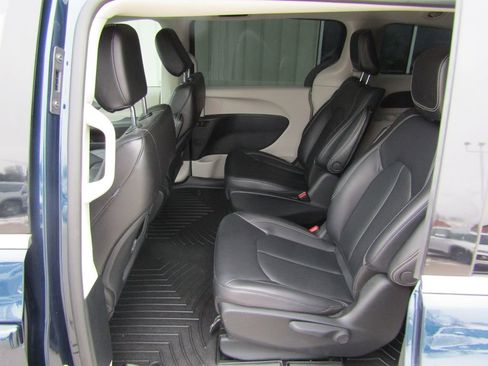 Used 2023 Chrysler Pacifica Touring-L image 32