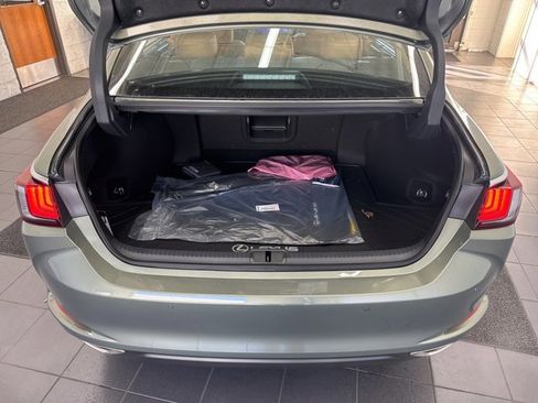 New 2025 Lexus ES 350 Ultra Luxury image 9