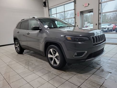 Used 2019 Jeep Cherokee Limited w/ Luxury Group image 3