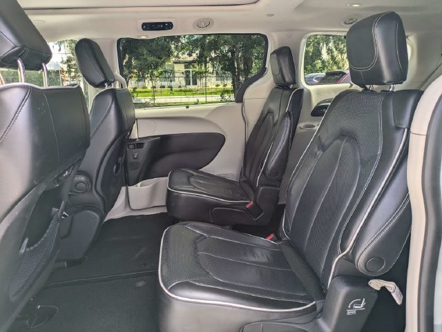 Used 2023 Chrysler Pacifica Limited FWD image 19