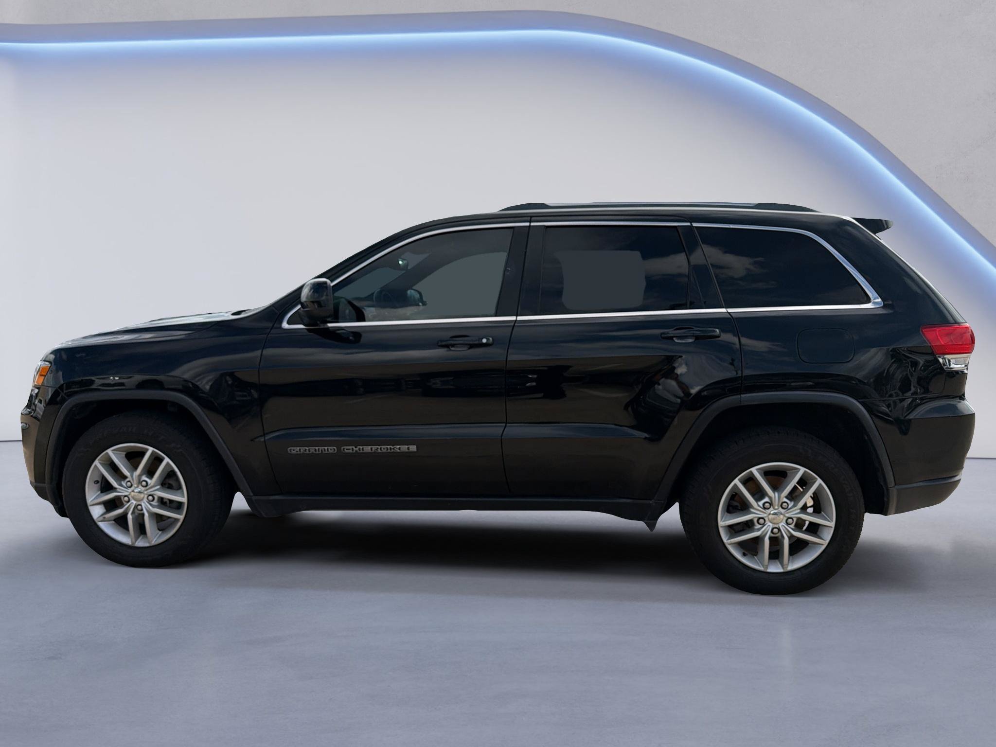 Used 2018 Jeep Grand Cherokee Laredo RWD image 9
