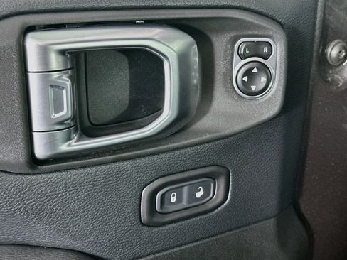 Used 2018 Jeep Wrangler Unlimited Sahara w/ Cold Weather Group AWD/4WD image 15