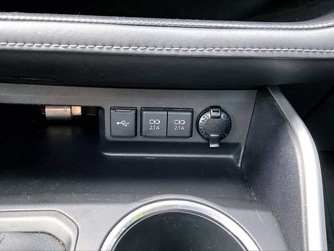 Used 2021 Toyota Highlander XLE FWD image 16