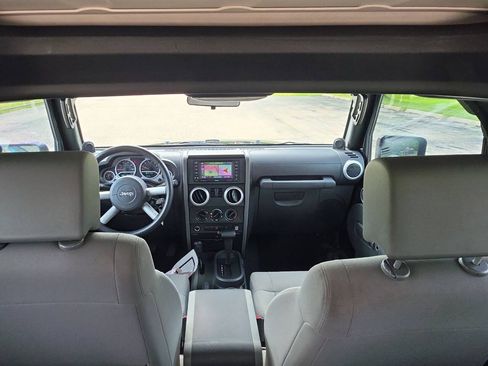 Used 2009 Jeep Wrangler Sahara w/ Dual Top Group AWD/4WD image 19