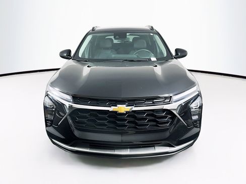 Used 2025 Chevrolet Trax LT w/ LT Convenience Package image 2