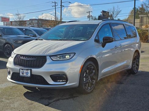 New 2026 Chrysler Pacifica Select image 4