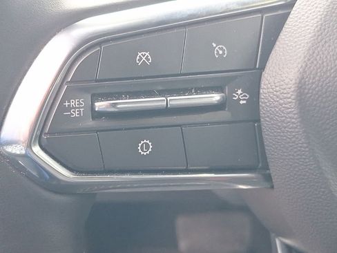 Used 2025 Chevrolet Traverse LT image 40