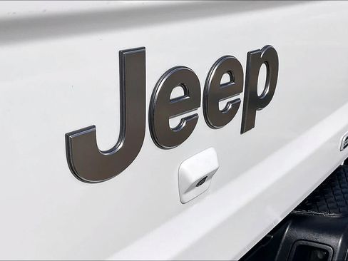 Used 2020 Jeep Gladiator Overland AWD/4WD image 29