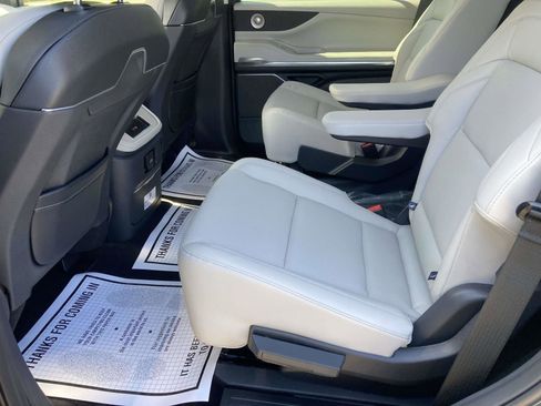 New 2025 Lincoln Navigator Reserve image 16