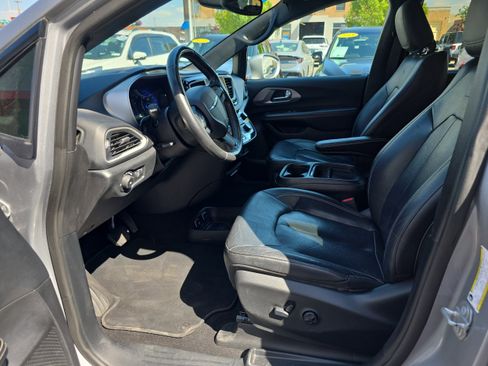 Used 2020 Chrysler Pacifica Touring-L w/ S Appearance Package FWD image 2
