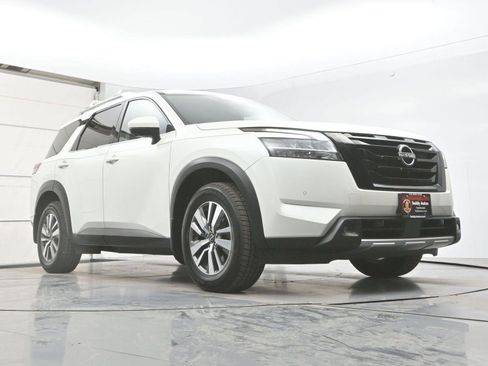 Used 2022 Nissan Pathfinder SL w/ SL Black Package image 29