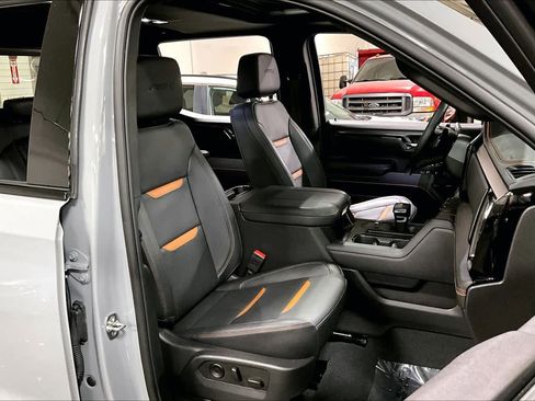 Used 2025 GMC Sierra 1500 AT4 w/ Technology Package image 9