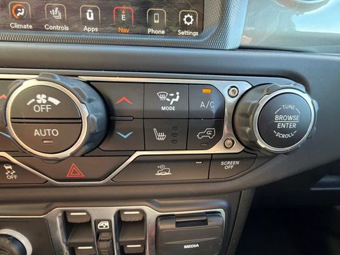 Used 2020 Jeep Gladiator Overland AWD/4WD image 21