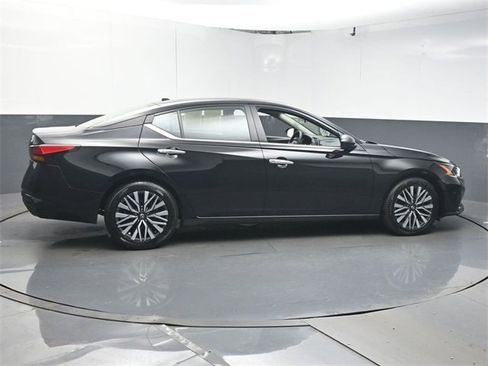 Used 2024 Nissan Altima 2.5 SV image 8