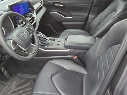 Certified 2024 Toyota Highlander XLE image 15