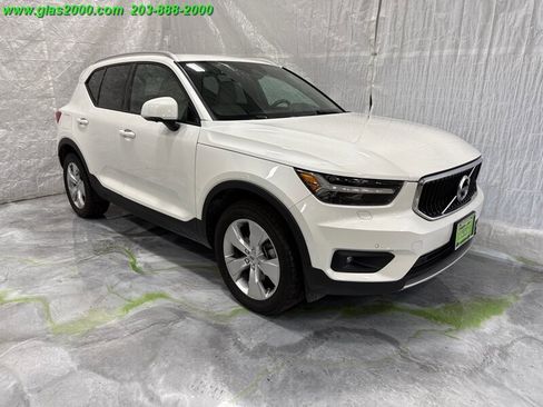 Used 2022 Volvo XC40 T5 Momentum image 2