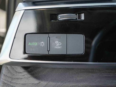 Used 2022 Audi Q7 Premium image 32