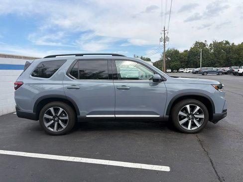Used 2025 Honda Pilot Touring image 6