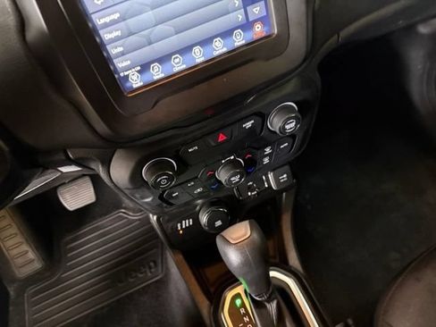 Used 2020 Jeep Renegade Latitude w/ Cold Weather Group AWD/4WD image 28