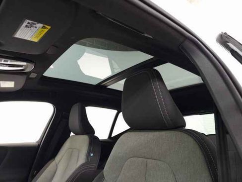 Used 2025 Volvo XC40 B5 Core image 18