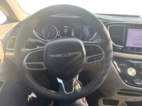 Used 2023 Chrysler Pacifica Touring-L FWD image 14