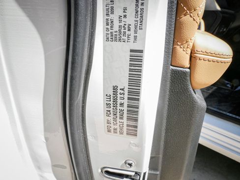 Used 2025 Jeep Grand Cherokee L Summit AWD/4WD image 36