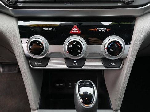 Used 2019 Hyundai Elantra SE FWD image 17