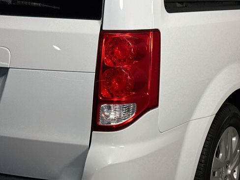 Used 2018 Dodge Grand Caravan SE w/ UConnect Hands-Free Group FWD image 32