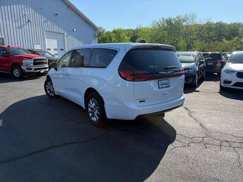 Used 2023 Chrysler Pacifica Touring-L AWD/4WD image 5