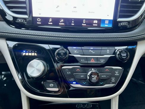 Used 2021 Chrysler Pacifica Limited w/ Uconnect Theater Family Group image 35