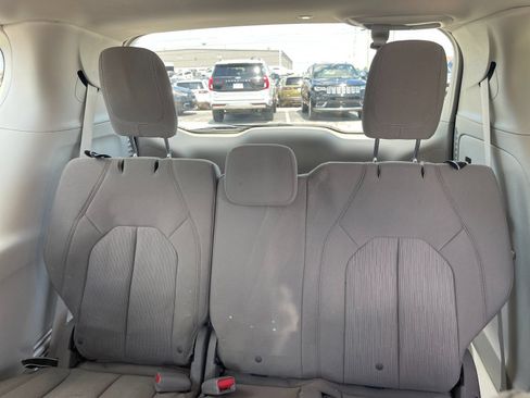 Used 2020 Chrysler Voyager LX FWD image 17