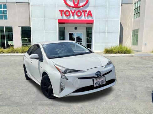 Used 2016 Toyota Prius Four Touring FWD image 2