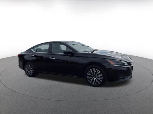 Used 2025 Nissan Altima 2.5 SV FWD image 2