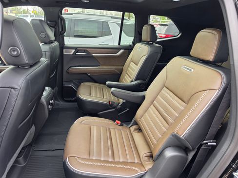 New 2026 GMC Acadia Denali Ultimate w/ LPO, Floor Liner Package AWD/4WD image 13
