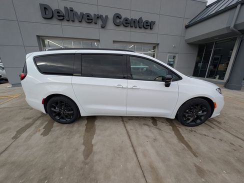 New 2026 Chrysler Pacifica Select w/ S Appearance Package image 5