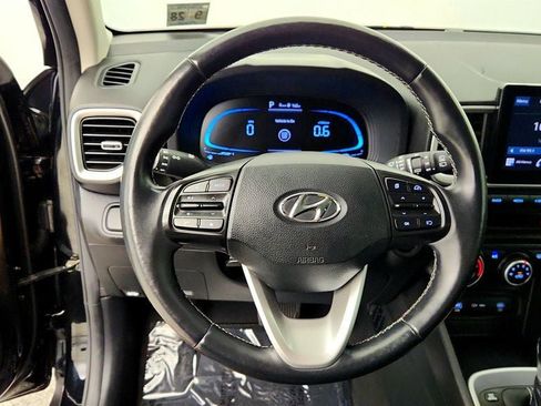Used 2023 Hyundai Venue FWD image 13