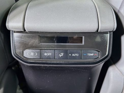 Used 2020 Toyota Highlander XLE AWD/4WD image 22