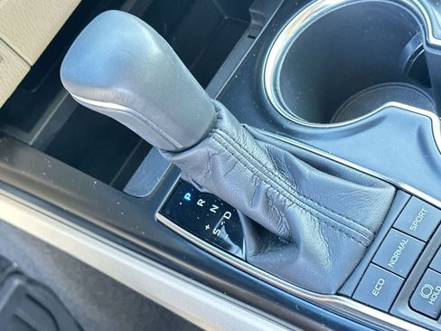 Used 2019 Toyota Camry XLE FWD image 21