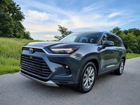 Used 2024 Toyota Grand Highlander AWD image 2