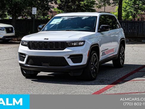 Used 2025 Jeep Grand Cherokee Altitude AWD/4WD image 4