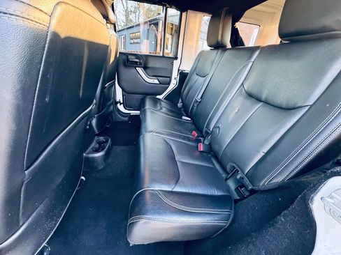 Used 2018 Jeep Wrangler Unlimited Sahara w/ Connectivity Group AWD/4WD image 19