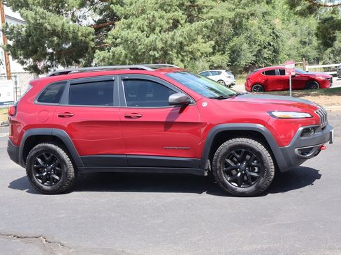 Used 2017 Jeep Cherokee Trailhawk AWD/4WD image 2