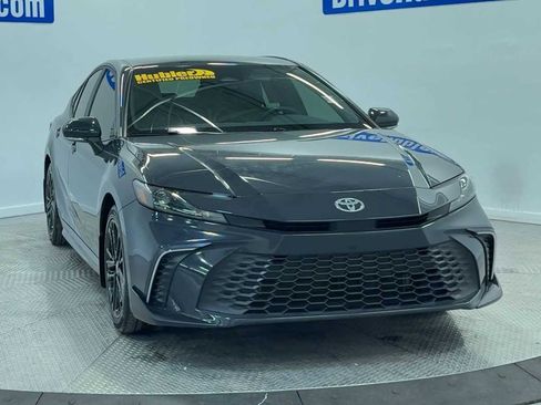 Used 2025 Toyota Camry SE w/ Convenience Package image 2