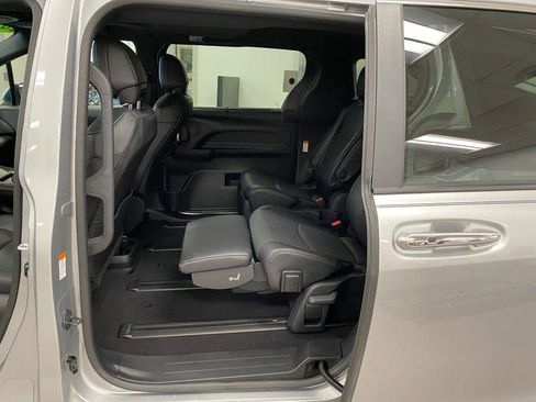 Used 2025 Toyota Sienna Limited image 16